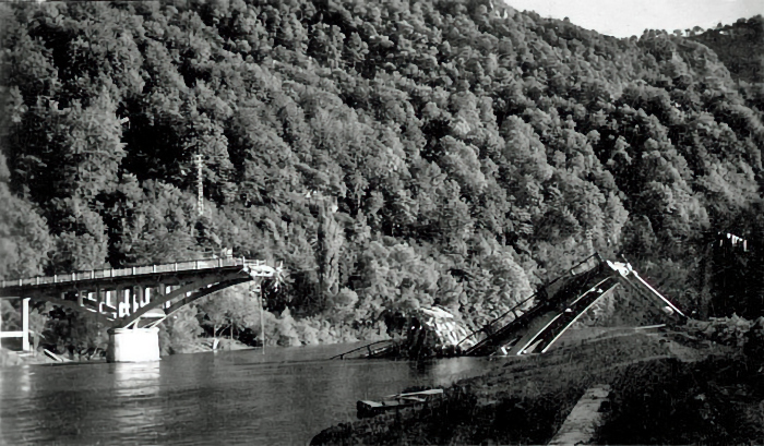 [L'ancien pont détruit]